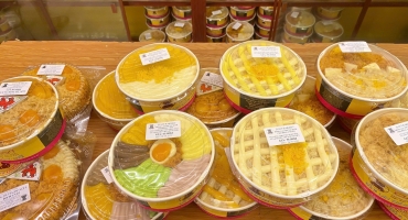 Inbox Davi Bakery Vũng Tàu để được tư vấn & đặt bánh bông lan trứng muối siêu hấp dẫn nha!