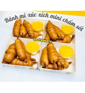 Bánh mì xúc xích chấm sốt