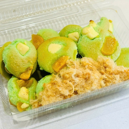 Bông lan trứng muối lá dứa chà bông phô mai - bánh nhỏ