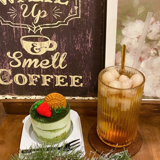 Bánh Mousse Matcha mứt trái cây